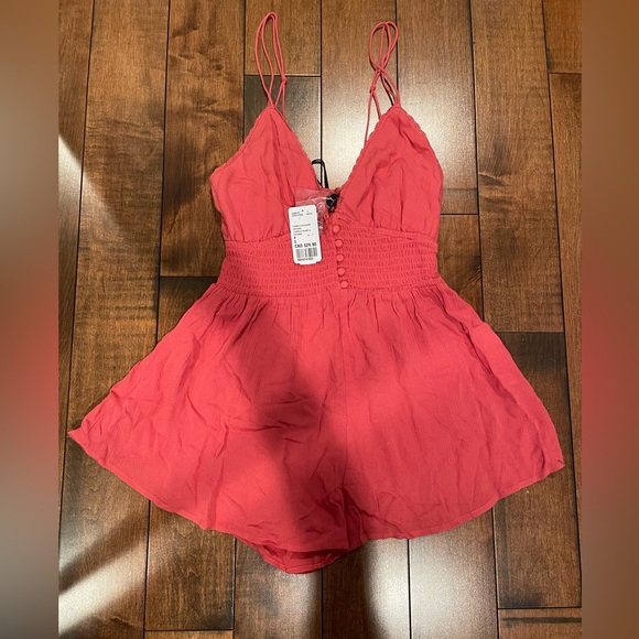 Forever 21 romper perfect for the summer weather ☀️ size small and never worn. - Picture 4 of 5